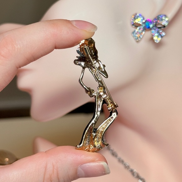 Elegant Gold and Black Fashionista Brooch - Picture 4 of 8